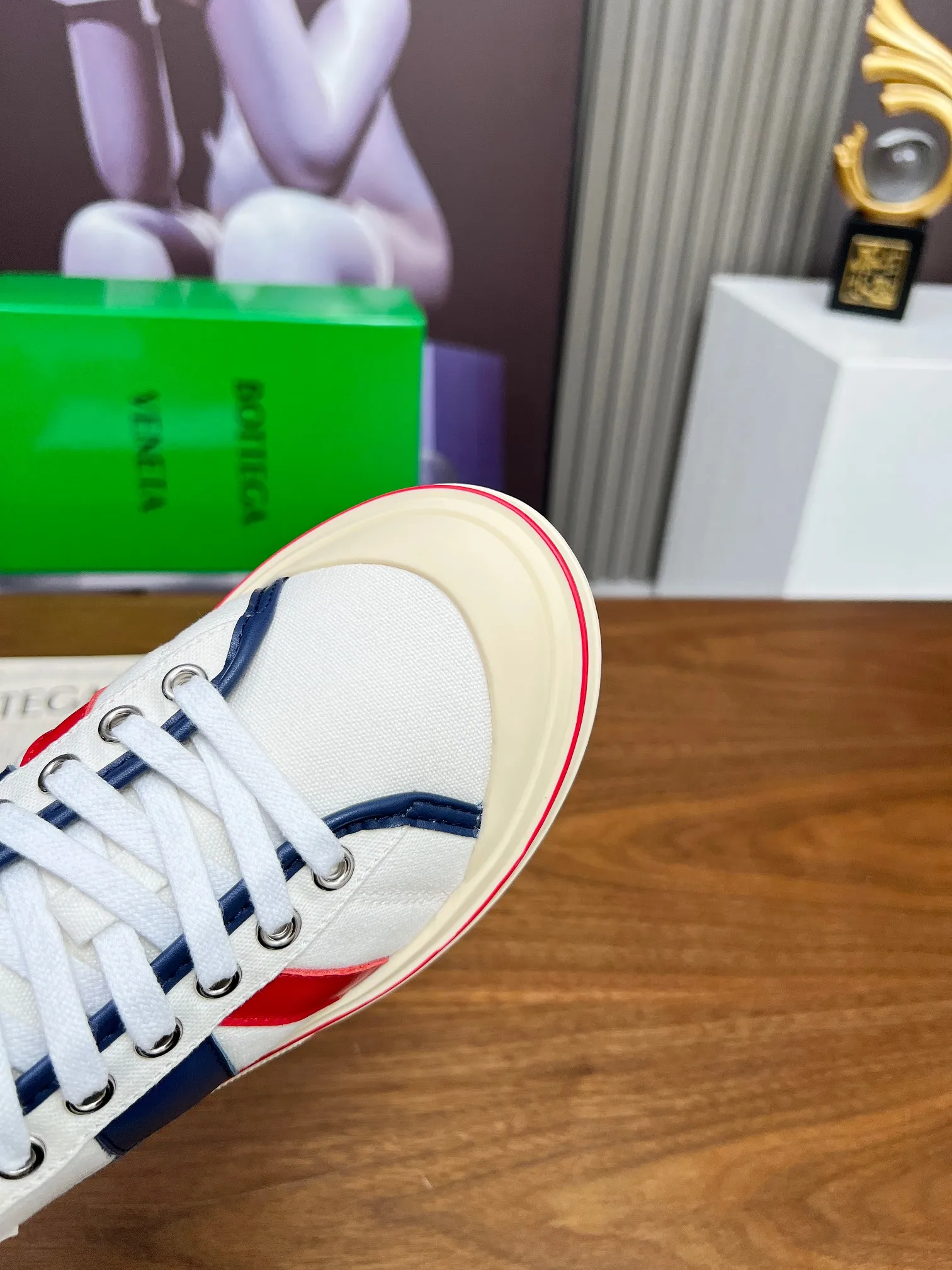 Men's men's shoes 💰520💰 Bottega Veneta BV's latest Eliot series retro basketball shoes casual sports canvas shoes 🔥Become a god when it is launched!🔥 Inspired by retro basketball sneakers, the color combination highlights youthful vitality and perfectly interprets the theme of youth and childlike innocence. The details are also very particular. The summer canvas brings excellent durability and comfort. Designs such as calfskin trim, rubber toe caps and hand-painted retro red lines are full of retro feel. The round toe and convex sole add a modern feel and are suitable for various styles. Easily create a fashionable atmosphere. The upper foot is the focus...can be worn as a couple's shoes...The red lines on each shoe edge are hand-painted, which adds more taste and attitude! ✦Fabric: Original customized high-density canvas + cowhide ✦Inner lining: original customized breathable canvas ✦Insole: movable latex cowhide insole ✦Sole: original molded non-slip and wear-resistant TPU material ✦Sole thickness: 3cm ✦Number of sizes: female size 35--40, female 40 is customized and non-returnable ✦Number: male size 39--45, male 45 is customized and non-returnable